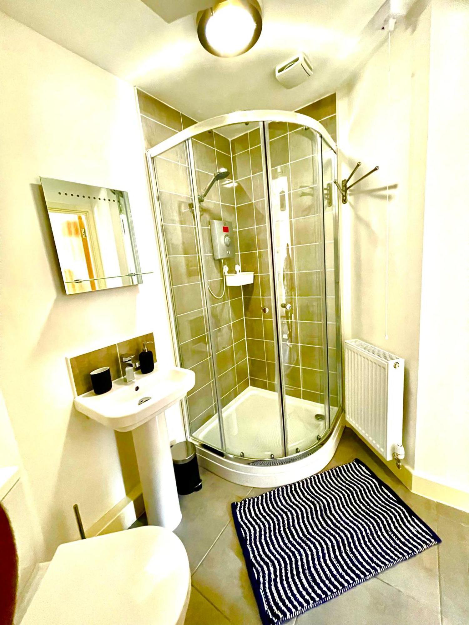 韦克菲尔德Modern Townhouse, Sleeps 4 With Parking公寓 外观 照片